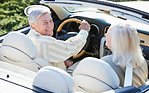 當邁入50、60或70歲時，由於身體的變化，你可能會開始考慮選擇能讓你開著更舒適的車。(Istock)