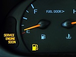 有時引擎燈亮只是油箱蓋沒蓋緊，擰緊就好了，有時，你必須讓修車師傅來檢查。(Fotolia)