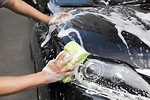 至少一個月就洗一次車和打蠟，這會使你的車更不容易聚集灰塵，保持車身漆面的光彩。(Fotolia)