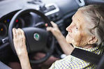 老年人想要更健康就開車吧！ 研究：老年人開車有益健康 