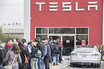 平價特斯拉Model 3開始預售 人潮擠爆門店