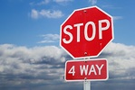 這樣的十字路口全STOP 標志下面一般會有“4-WAY” 或“ALL WAY” 的小牌，車先到先開，別搶行。同時到路口怎麽辦？(Fotolia)