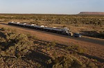 快看！路虎Discovery牽引110噸公路列車穿越澳洲內陸