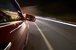 目前加拿大交通法規是，能見度低情況下開車前燈不開算違規。(Fotolia)