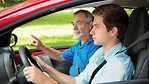 在轉彎前檢查鏡子和盲點 減速保持對車輛的控制 並留意交通燈的變化(Istock)