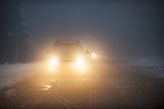事實是，遠光燈不僅不會幫助你在霧中看得更清楚，反而會降低能見度。遠光燈發出的光線會從霧中反射回來，進入你的眼睛。你看到的是前方更加濃密的霧，幾乎完全看不到路面。(Fotolia)