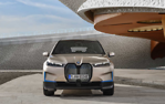 2022款寶馬BMW iX搭載寶馬集團最新第五代 eDrive 電力驅動系統，在WLTP標準下續航里程超過600 公里。雙電機驅動系統帶來超過370 千瓦的最大輸出功率，零至百公里加速不到 5 秒鍾，百公里能耗低於 21 千瓦時。(BMW)