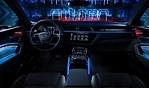 全數位虛擬後視鏡亦與車輛所搭載的主動安全配備相互應和，如後方有車輛快速接近時，透過Audi side assist車道變換輔助系統的作動，OLED觸控螢幕上會以黃色輪廓燈條與外緣閃爍的綠色方向燈提醒駕駛。(Audi)