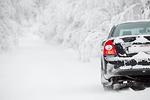 如果您的汽車陷入雪中，請不要驚慌。不要猛踩剎車或油門。試試上述辦法。如果當您走出困境後，請不要立即停下來，而是將車開到安全地方再停下來。(Fotolia)