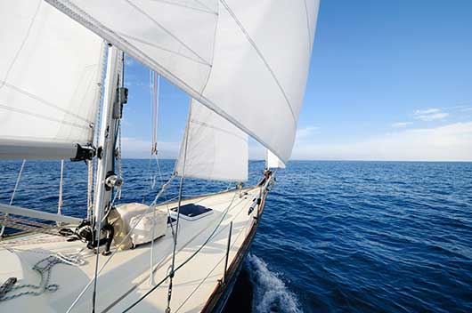 Sailing-towards-the-horizon-on-a-sunny-day-000016844646_Full.jpg_Re.jpg